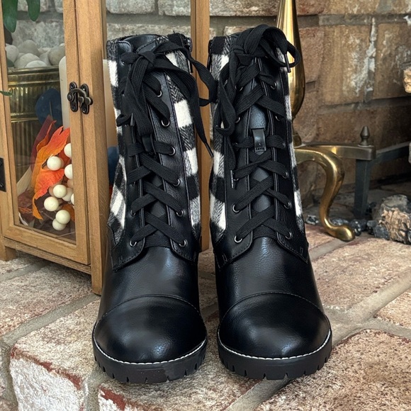 Brand New BCBGeneration Pilas Heeled Lace Up Bootie Black & Ivory Plaid Flannel - Picture 2 of 16